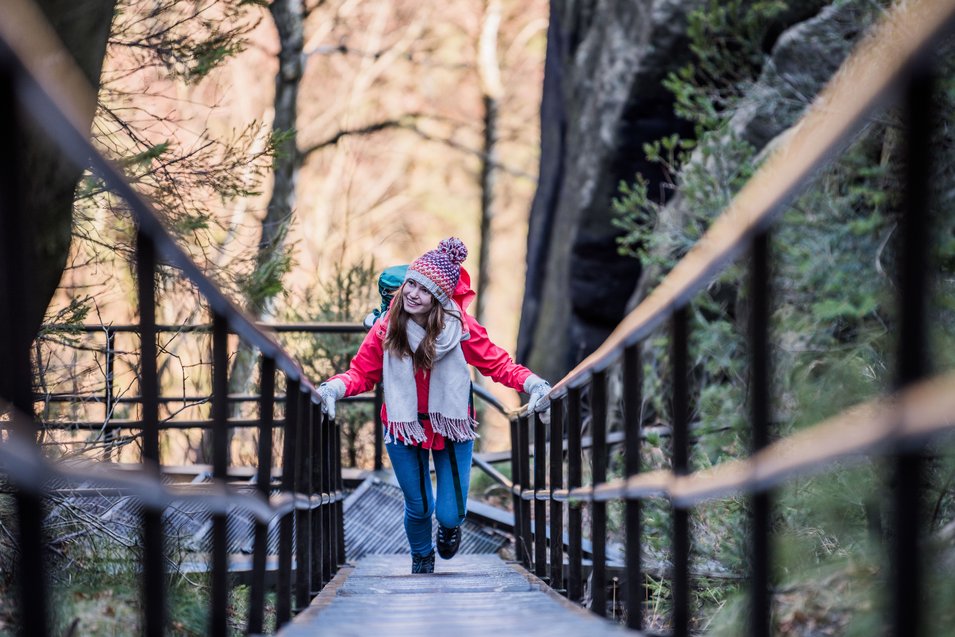 Winterwandern in der Sächsischen Schweiz. Foto: Tourismusverband Sächsische Schweiz/Sebastian Thiel 